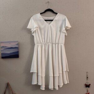 Vestido Blanco con Escote en V y Falda en Capas (Elegant white dress)